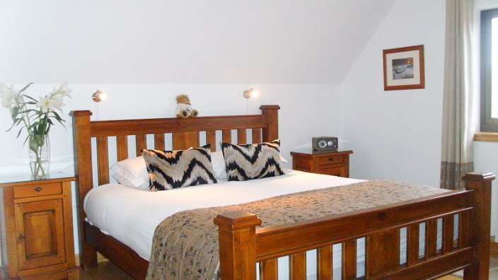 Ein Schlafzimmer mit einem Bett und zwei Nachttischen