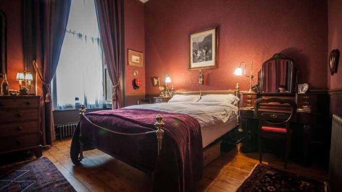 Ein Schlafzimmer mit einem Bett und einem Schreibtisch