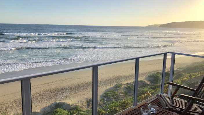 Ein Balkon mit Blick auf den Strand und das Meer