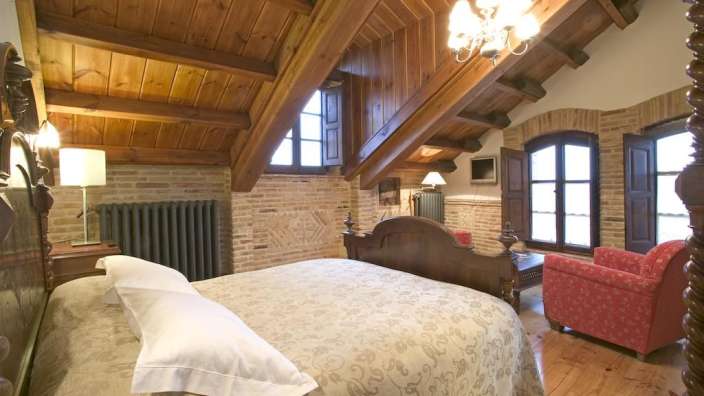 Ein Schlafzimmer mit einem Bett und einem Stuhl