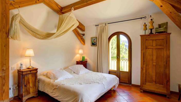 Ein Schlafzimmer mit einem Bett und einem Nachttisch