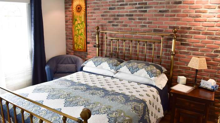 Ein Schlafzimmer mit einem Bett und einer Ziegelwand