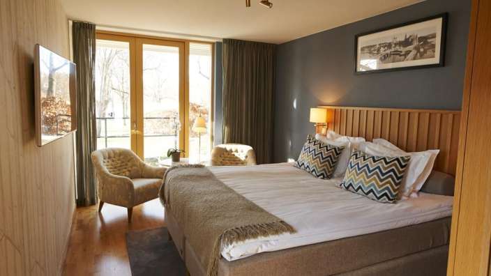 Ein Hotelzimmer mit einem Bett und zwei Stühlen