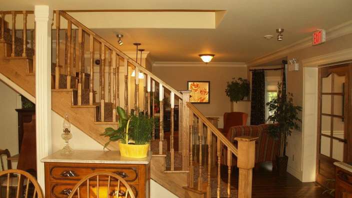 Eine Treppe in einem Haus mit einem roten Ausgang