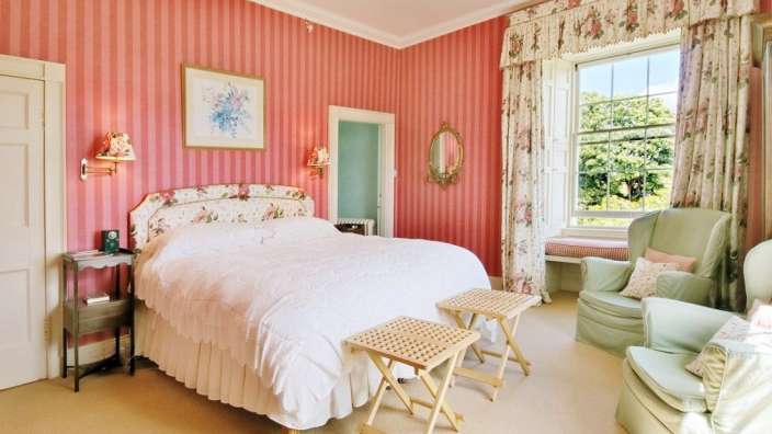 Ein Schlafzimmer mit einem Bett und einem Stuhl