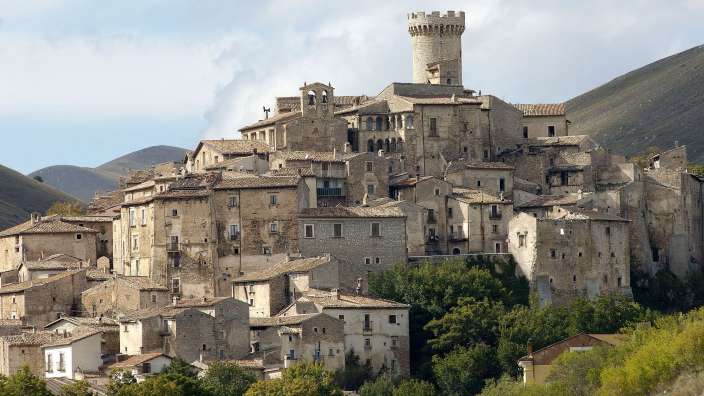 Eine kleine Stadt mit einem großen Turm darauf