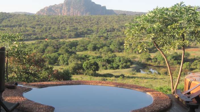 Ein großer Pool mit einem Berg im Hintergrund