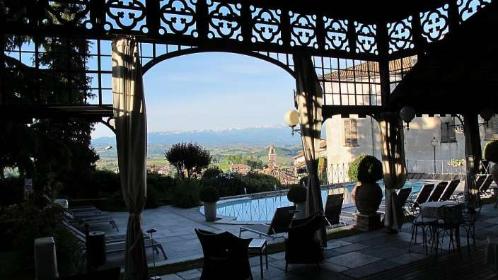 Gewaltiges Alpenpanorama: Garten der Villa