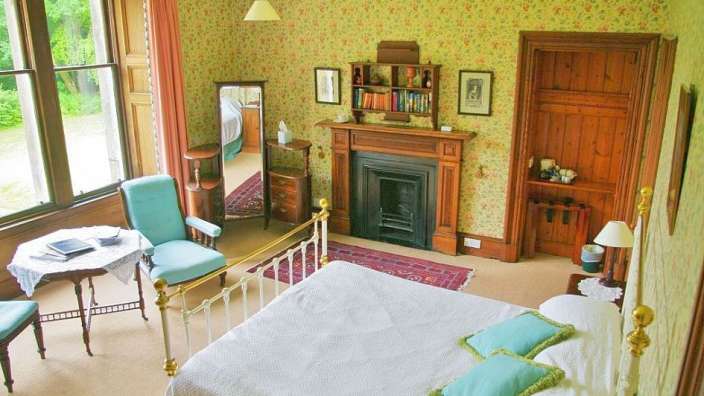 Ein Schlafzimmer mit einem Bett und einem Kamin