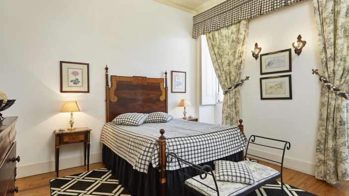 Ein Schlafzimmer mit einem Bett und zwei Lampen