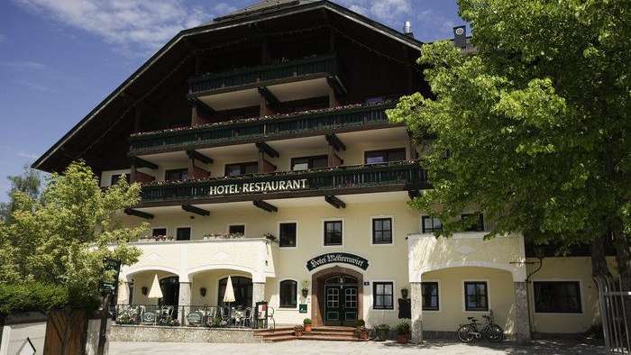 Ein großes Hotel-Restaurant-Gebäude mit vielen Balkonen