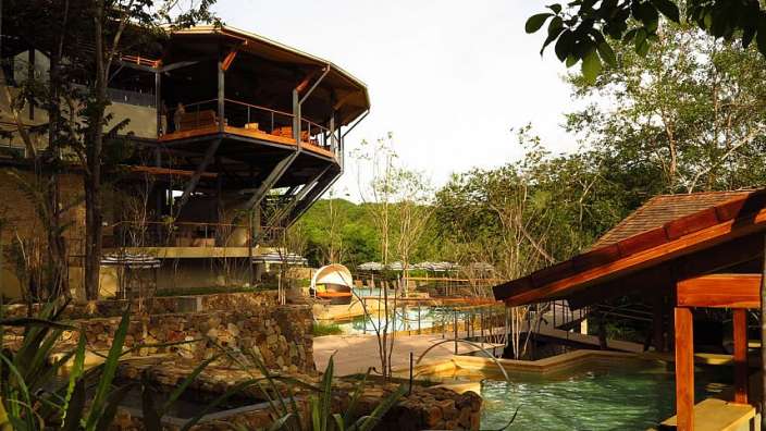 Ein großes Gebäude mit einem Pool davor