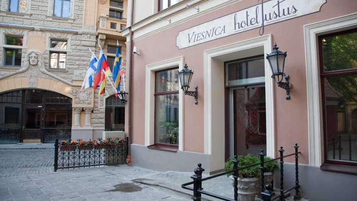 Ein Gebäude mit der Aufschrift viesnica hoteljustus darauf