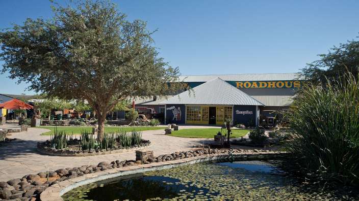 Ein großes Gebäude mit der Aufschrift " roadhouse " darauf