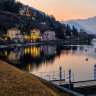 Ein Boot schwimmt in einem See mit Bergen im Hintergrund