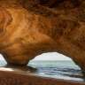 Eine Höhle am Strand mit einem Loch in der Decke