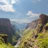 Ein Fluss fließt durch eine Schlucht zwischen zwei Felsen