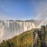 Ein Wasserfall mit einem Regenbogen in der Ferne