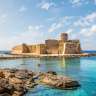 Ein großes Schloss sitzt auf einer kleinen Insel im Ozean