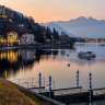 Ein Boot schwimmt in einem See mit Bergen im Hintergrund