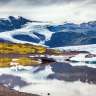 Ein See mit Eisbergen und Bergen im Hintergrund
