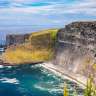 Eine Klippe über dem Ozean an einem sonnigen Tag