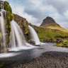 Ein Wasserfall mit einem Berg im Hintergrund