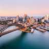 Die sydney harbor bridge mit der opera house im hintergrund