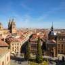 Blick auf die Kathedrale von Salamanca und die umliegende Stadt an einem sonnigen Tag.