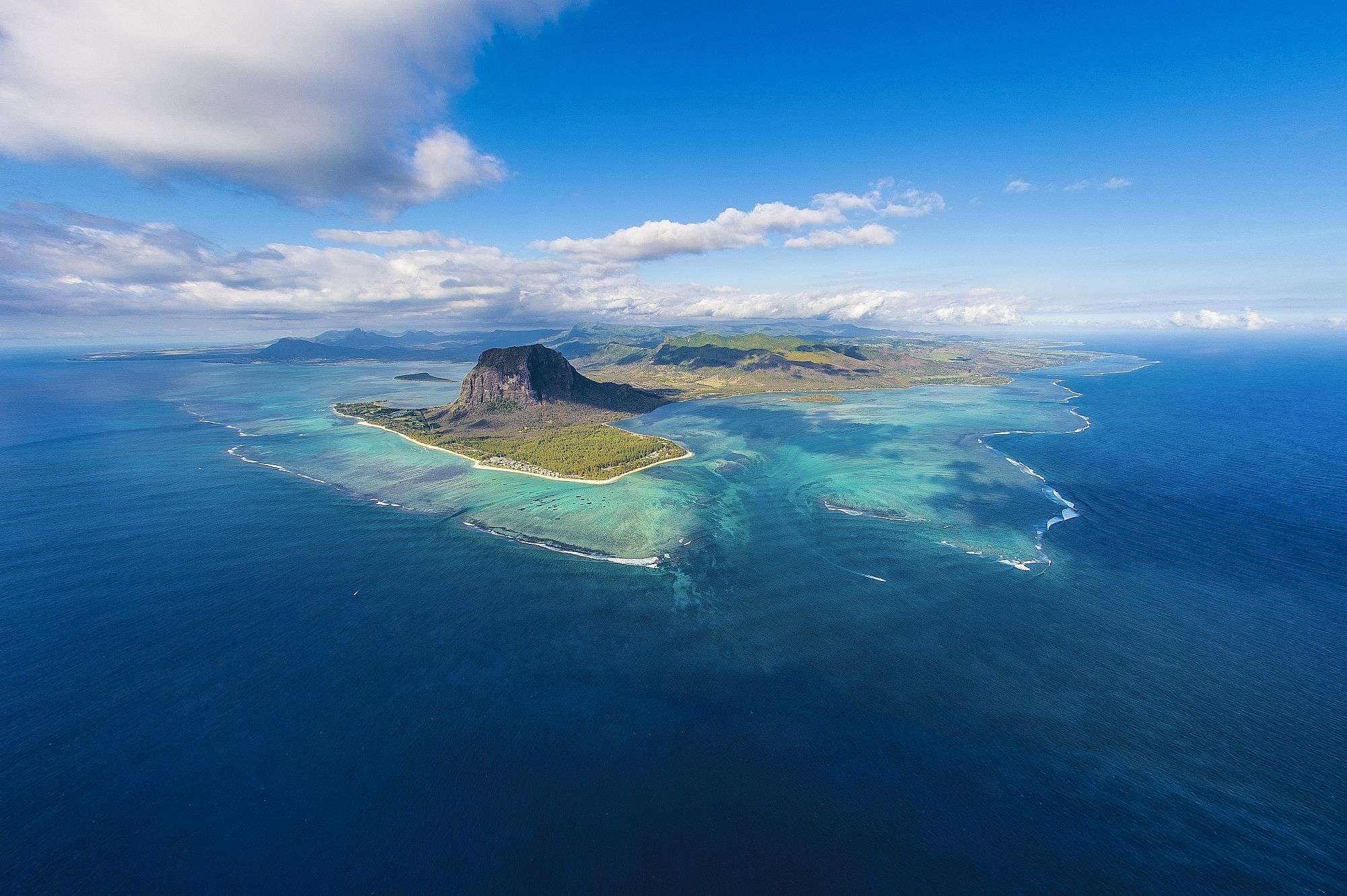 Eine kleine Insel inmitten eines großen Ozeans