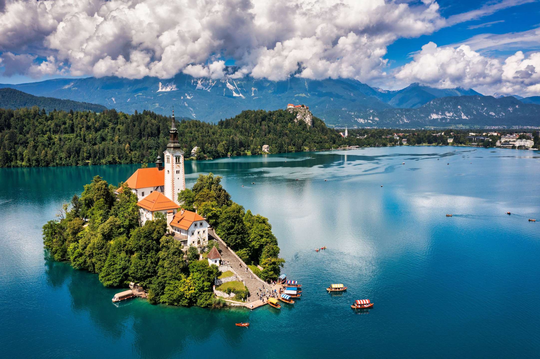 Eine Kirche auf einer kleinen Insel in einem See